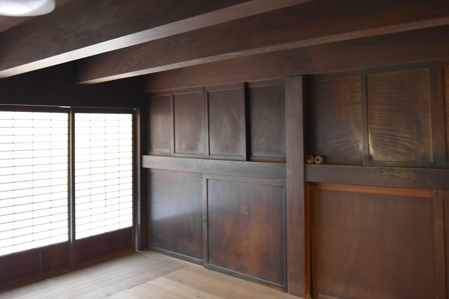 総欅の一枚板で上段、下段の引き戸